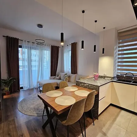 Deluxe Flat With Garden_tirana Daire *